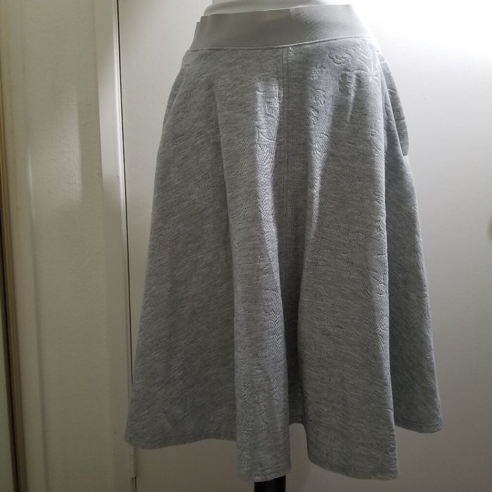 Barneys New York brand, skirt in grey, mid-length, size 6